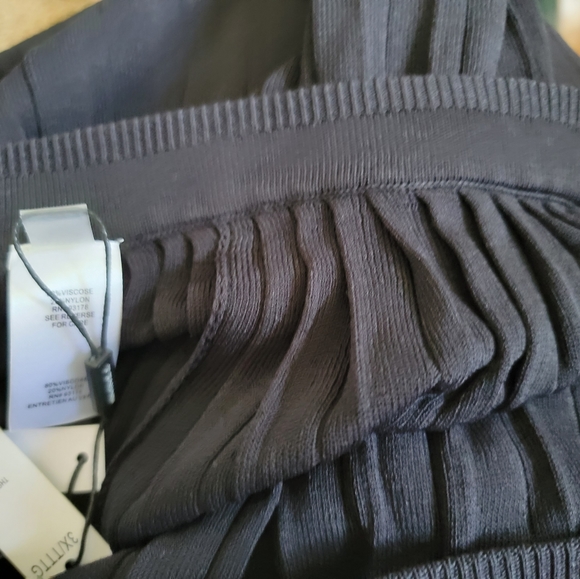 T Tahari, Black, Knit, Pleated, pull on Skirt, 3X NWT - Picture 5 of 5